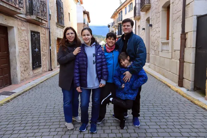 Andrea, Franco y sus hijos, habitantes de Prádena (Segovia) |Foto: Europa Press/Holapueblo 'Holapueblo' es la plataforma que ha hecho crecer a la España despoblada con más de 200 nuevos habitantes 