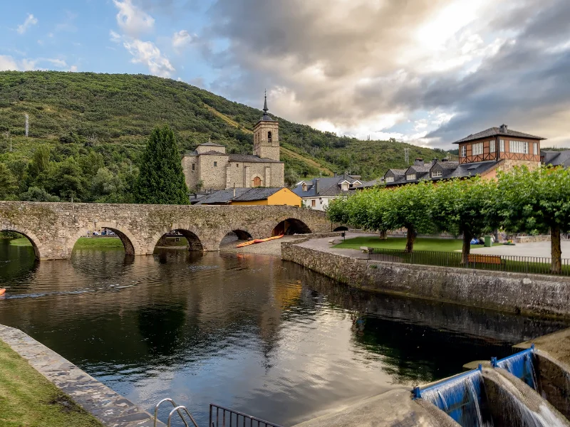 Vista de la playa fluvial del río Meruelo y el Puente Romano en la villa de Molinaseca