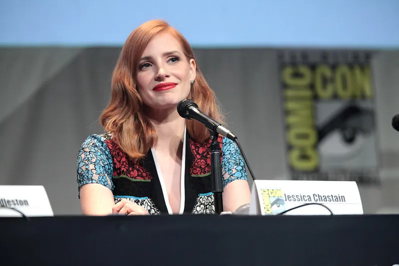 Jessica Chastain en la Comic Con de San Diego (2015). Foto: Flickr / Gage Skidmore La plataforma decidió posponer "indefinidamente" el estreno del thriller político protagonizado por Jessica Chastain. La actriz y productora manifestó su desacuerdo en redes sociales, argumentando que la historia sobre la lucha contra el extremismo es "más urgente que nunca".