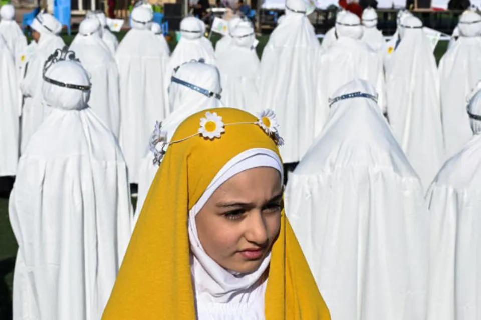 Irak - Grupo de niñas en una ceremonia religiosa en Basra Foto: La Vanguardia Hussein Faleh/AFP Irak aprueba una ley que permite el matrimonio infantil -  