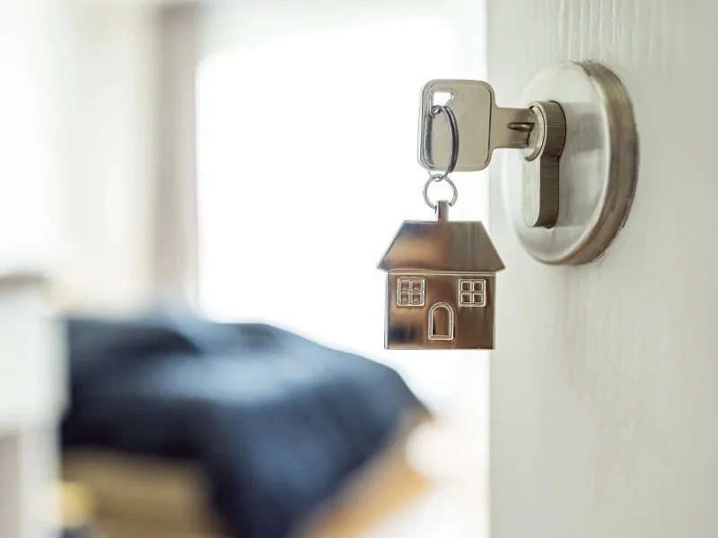Llaves de una vivienda puestas en la cerradura de un piso de alquiler