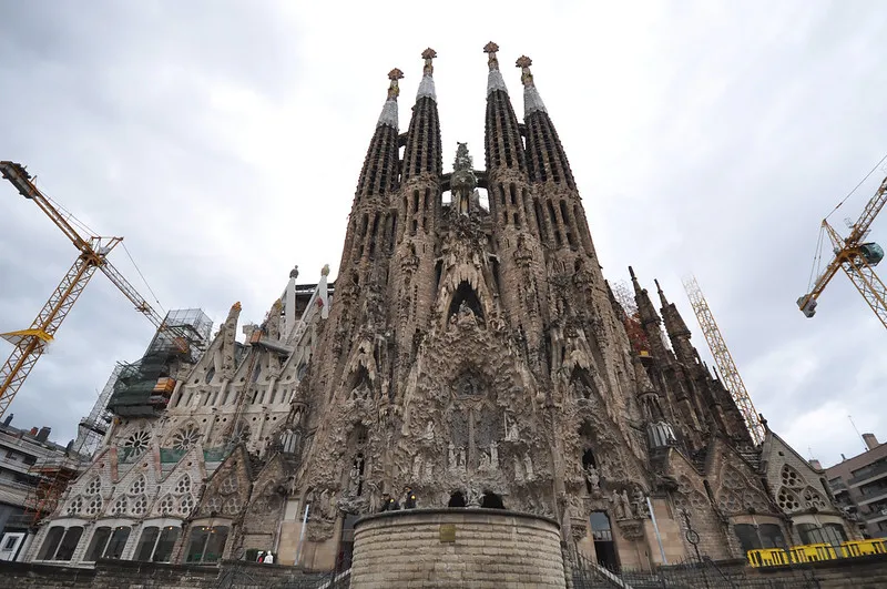 Fachada de la Sagrada Familia|Foto: Flickr / Jorge Láscar La Sagrada Familia culminará su torre más alta en 2026, coincidiendo con el centenario de Gaudí, para lo cual se espera la visita del Papa. La finalización total de la basílica, prevista para 2035, depende aún de resolver la expropiación de inmuebles para construir su escalinata principal.