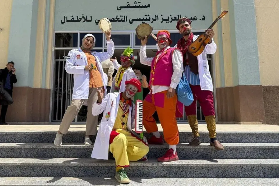 Un grupo de payasos que entretiene a los más pequeños en el hospital infantil de Al-Rantisi, Gaza|Foto: EFE/Ahmad Awad Un grupo de payasos lleva música a los hospitales de Gaza 