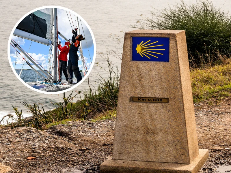 Embarcación a vela navegando por la ría de Muros-Noia durante la travesía marítima oficial del Camino de Santiago