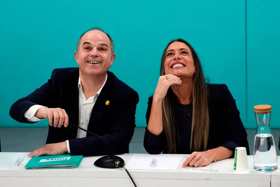 El secretario general de Junts, Jordi Turull - vicepresidenta, Miriam Nogueras- EFE/Enric Fontcuberta