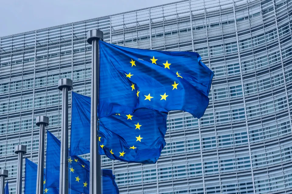 Bruselas multa a Apple y a Meta Bruselas multa a Apple y a Meta por quebrantar las leyes digitales