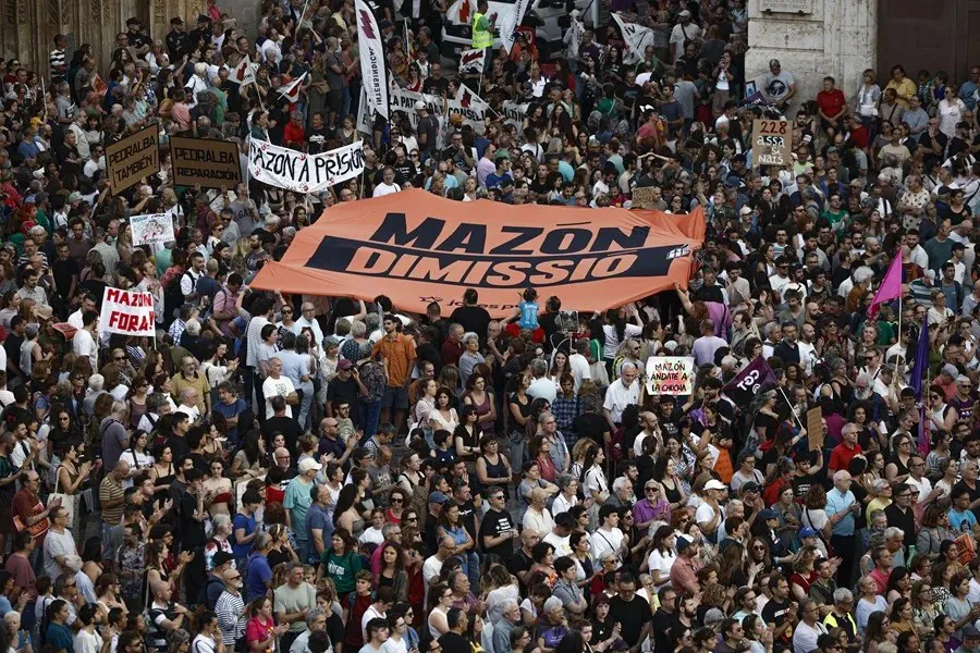 Vista de la séptima manifestación para pedir la dimisión de Carlos Mazón por su gestión de la dana|Foto: EFE/Biel Aliño Séptima manifestación que reclama la dimisión de Mazón al cumplirse 7 meses de la Dana

