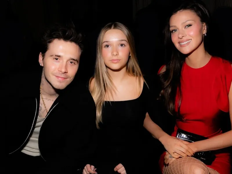 brooklyn-beckham-protegiendo-a-su-hermana-harper|Foto: Getty Images Brooklyn Beckham rompe el silencio sobre el férreo control de sus padres y advierte sobre los peligros mediáticos que acechan a su hermana pequeña, Harper
