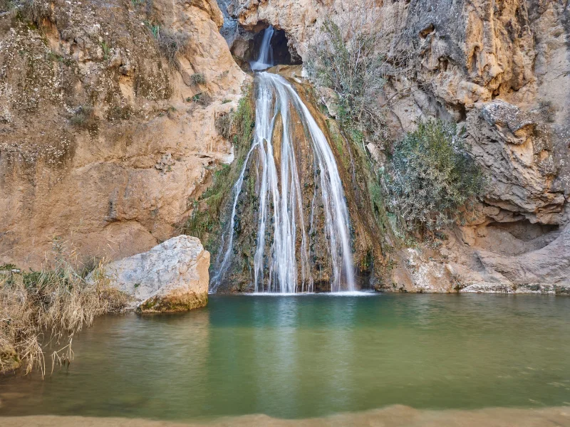 Cascada y piscina natural Las Chorreras en el municipio de Loja, Granada