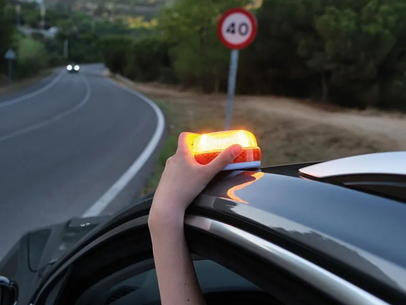 baliza-v16-obligatoria-espana-2026|Foto: OK Diario/DGT La baliza V16 será obligatoria en a nivel nacional desde enero de 2026. Sustituye a los triángulos y conecta con la DGT