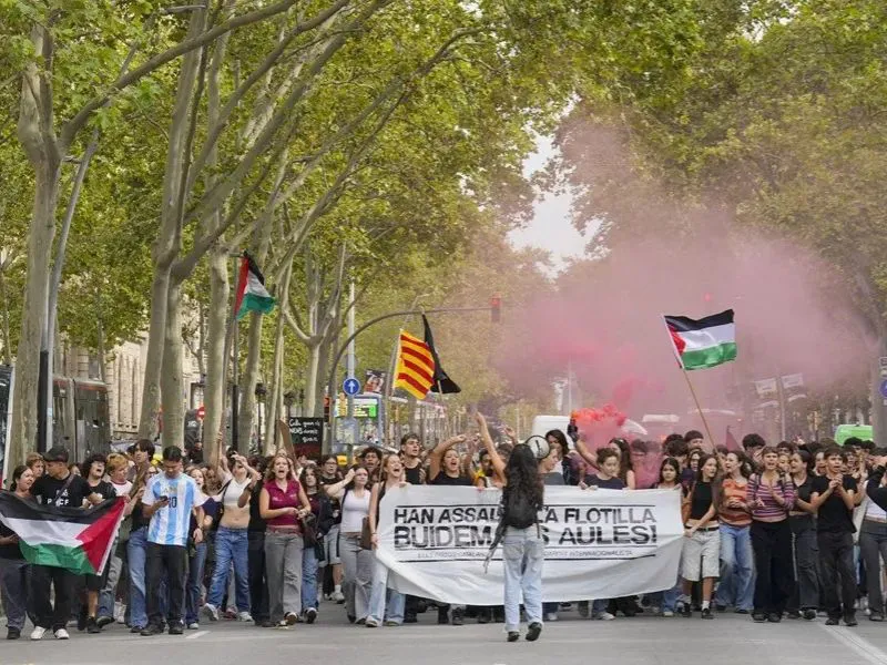 Estudiantes protestan y bloquean facultades por Gaza en Barcelona|Foto: EFE/Alejandro García Miles de estudiantes bloquean facultades y acampan en el Puerto de Barcelona en protesta por Gaza y el ataque a la flotilla humanitaria Global Sumud