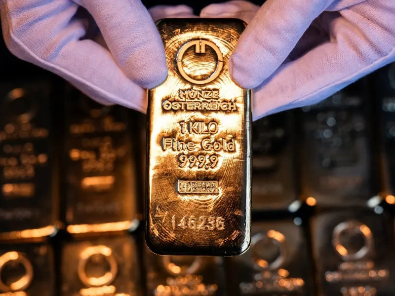 oro-maximos-historicos-2025|Foto: Akos Stiller/Bloomberg El oro supera los 4.381 dólares la onza y la plata se acerca a los 70, impulsados por tensiones geopolíticas y expectativas de recortes de tasas en EEUU 
