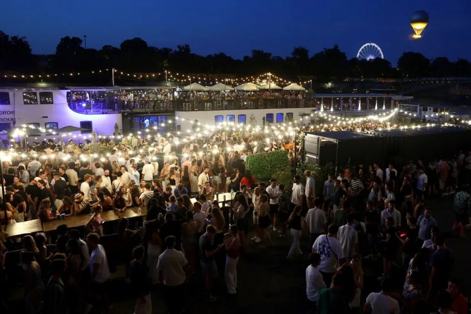 Festival anual de música callejera de Francia en el río Sena en París|Foto: CNN Romain Perrocheau/AFP/Getty Images Al menos 150 personas fueron atacadas con jeringas en un festival de música en Francia