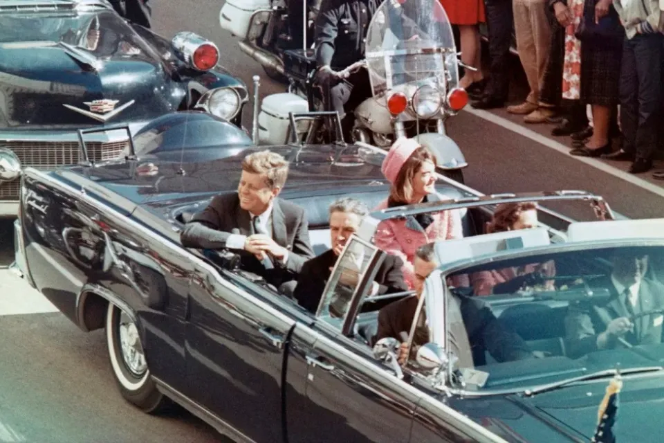 El presidente John F. Kennedy - CNN/Bettmann Archive/Getty Images El presidente John F. Kennedy, la primera dama Jacqueline Kennedy, el gobernador de Texas John Connally y otros sonríen a las multitudes que se alinean a lo largo de la ruta de su caravana en Dallas, Texas, el 22 de noviembre de 1963. Bettmann Archive/Getty Images