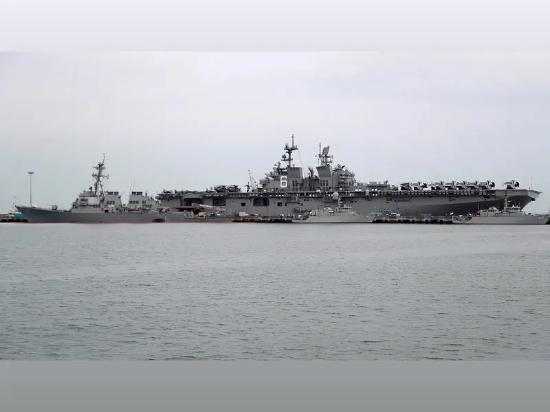 El USS John S. McCain junto al USS America en la base naval de Changi, en Singapur|Foto: Euronews/The Associated Press Francia refuerza vigilancia en el Caribe en medio de tensiones de EEUU con Venezuela