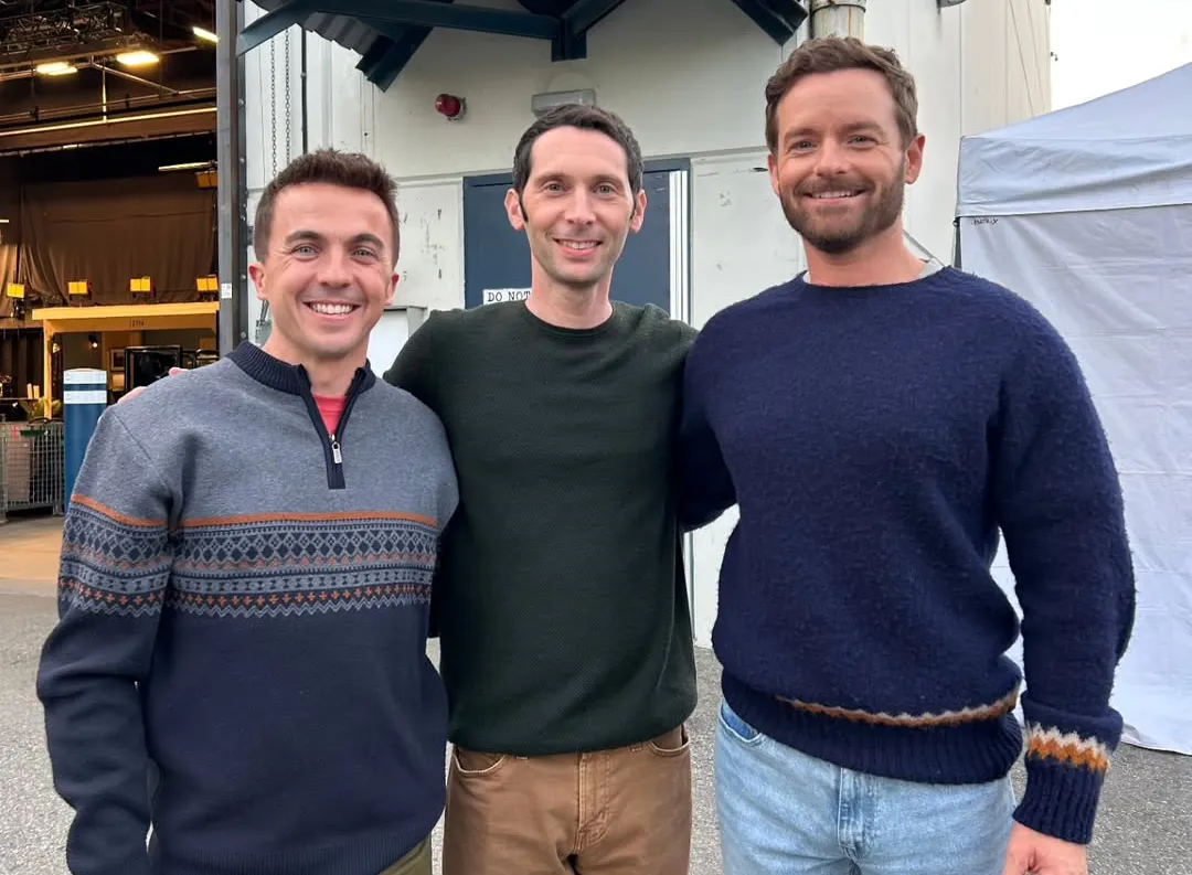 Frankie Muniz junto a Justin Berfield y Christopher Masterson. Foto: Instagram / @frankiemuniz4 La fotografía compartida por Frankie Muniz desde el set de rodaje muestra al actor junto a Justin Berfield y Christopher Masterson
