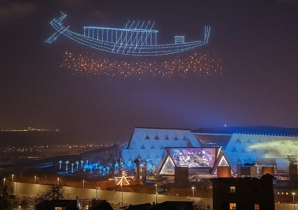 Inauguración del Gran Museo Egipcio con drones|Foto: Instagram/@egyptexplores_ El proyecto, en marcha durante más de dos décadas y con un coste de 1.000 millones de dólares, se erige como el museo más grande del mundo dedicado a una única civilización y pretende atraer hasta siete millones de visitantes anuales.
