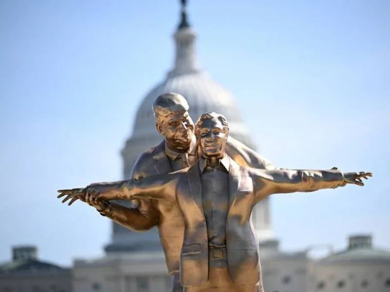 estatua-de-donald-trump-y-jeffrey-epstein-recreando-escena-de-titanic-en-washington|Foto: Independent en Español 