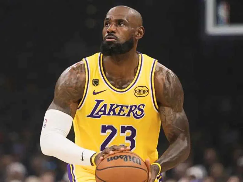 lebron-james-con-la-camiseta-de-los-lakers-reaccionando-en-un-partido-de-la-nba|Foto: LAPRESSE