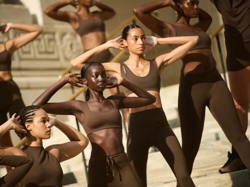 La alianza Nike-Skims desafía a Lululemon con precios más bajos|Foto: Bloomberg/Valerie Terranova/Getty Images Nike lanza NikeSkims junto a Kim Kardashian y presiona a Lululemon con precios bajos, atletas famosas y una colección global de 58 productos