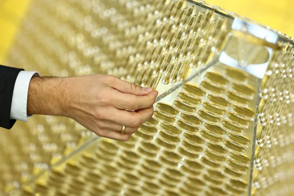 El oro roza los 2.800 dólares y marca nuevos máximos históricos. EFE/EPA/Anna Szilagyi