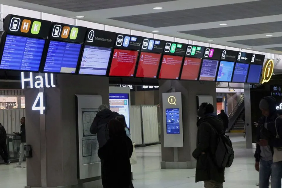 La parisina Estación del Norte paralizada por una bomba de la Segunda Guerra Mundial|Foto: EFE Edgar Sapiña Manchado París: caos en la mayor estación de Europa por una bomba de la Segunda Guerra Mundial