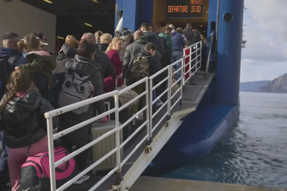 puerto de Santorini - Cientos de personas se suben a un barco - 20minutos/AP Cientos de personas se suben a un barco en el principal puerto de Santorini con dirección a Atenas.AP