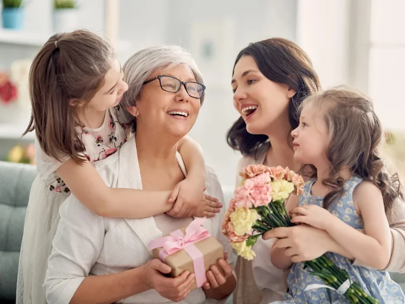 mujer-recibiendo-regalo-celebracion-dia-de-la-madre-2026