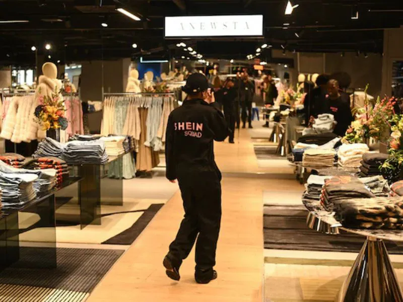 shein-paris-bhv-marais-protestas|Foto: Bloomberg/Benjamin Girette Shein inaugura su primera tienda física a nivel mundial en París en medio de protestas, críticas y polémica por su impacto en el comercio local y el medio ambiente