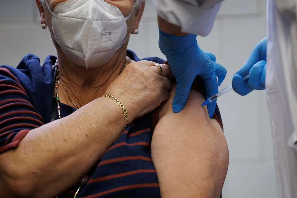 Campaña de vacunación en la Comunidad de Madrid|Foto: EFE/Sergio Pérez La vacuna contra el herpes zóster puede reducir el riesgo de demencia, según un estudio