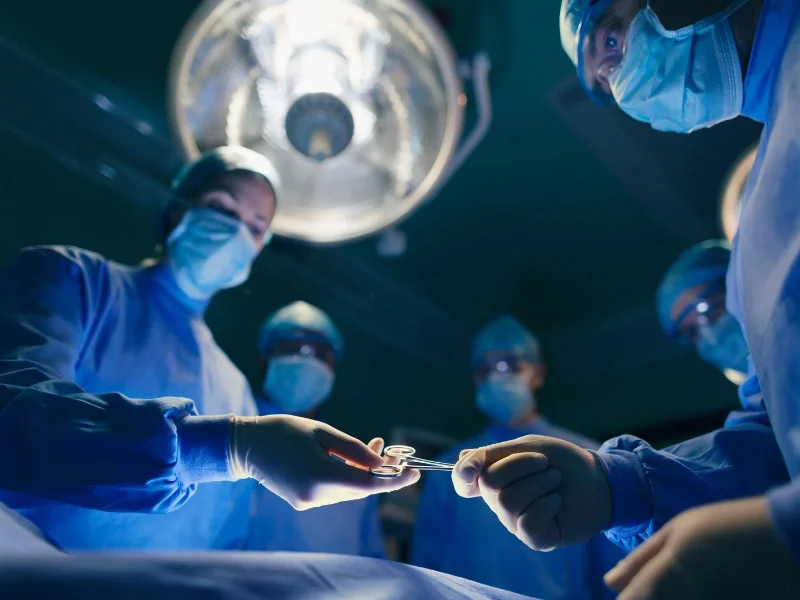 personal-medico-en-quirofano-de-alta-tecnologia-durante-una-intervencion-quirurgica