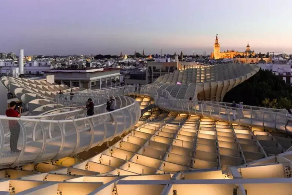 Setas de la Encarnación con la Giralda al fondo en Sevilla, Andalucía|Foto: Europa Press/María José López Top 10 miradores espectaculares para observar el eclipse solar este sábado
