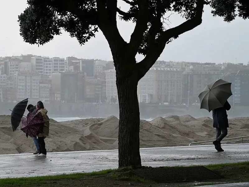 avisos-meteorologicos-borrasca-joseph-pontevedra-alerta-roja|Foto: Moncho Fuentes/EFE La borrasca Joseph pone en alerta roja a Pontevedra por lluvias extremas de hasta 150 litros. Suspendidas las clases y actividades al aire libre en Galicia