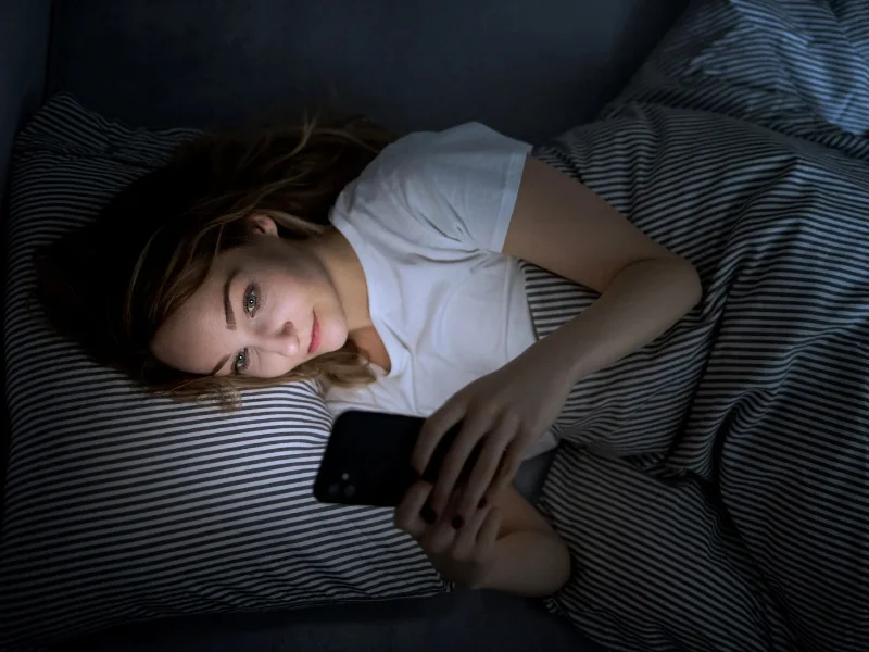 persona-viendo-la-pantalla-del-telefono-movil-por-la-noche-en-la-cama