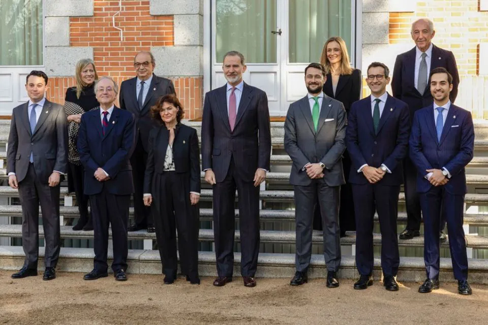 rey Felipe VI - Carmen Calvo - Palacio de la Zarzuela- Foto: EFE/Chema Moya El rey Felipe VI (c-d) posa con la presidenta del Consejo de Estado, Carmen Calvo, y las dos últimas promociones de su Cuerpo de Letrados, este jueves en el Palacio de la Zarzuela. EFE/Chema Moya