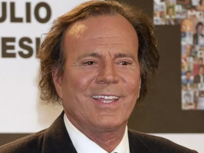 julio-iglesias-en-punta-cana-republica-dominicana-demandas|Foto: Europa Press Julio Iglesias enfrenta una ofensiva judicial tras una investigación de El Diario.es y Univisión. Exempleados denuncian despidos, impagos y trato degradante