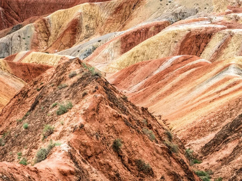 estratos-geologicos-multicolores-en-un-relieve-de-alta-montana