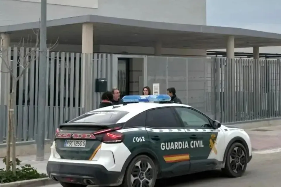 Vehículo de la Guardia Civil|Foto: 20minutos  La Guardia Civil desalojó los colegios de cuatro localidades de Valencia debido a una "amenaza de asesinato masivo", el presunto autor fue detenido 