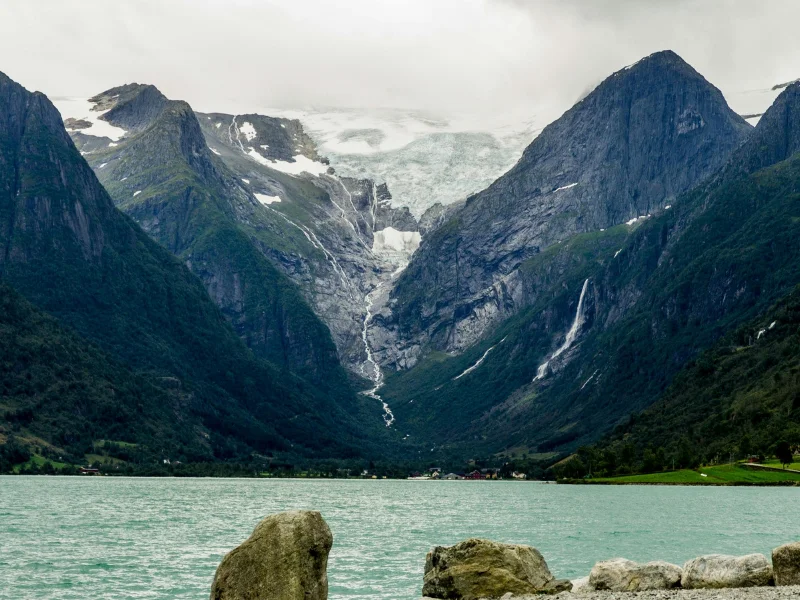montañas-nevadas-de-la-meseta-de-pamir-con-un-lago-glaciar-en-primer-plano