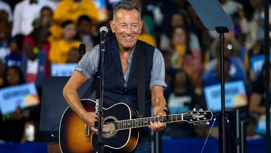 Bruce Springsteen en concierto|Foto: AFP / Christian Monterrosa El conocido músico Bruce Springsteen criticó duramente al expresidente estadounidense durante su actuación, calificando su administración de "corrupta, incompetente y traidora"
