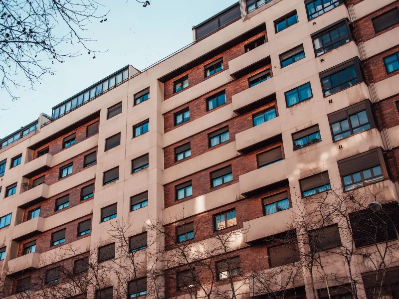 Transformar oficinas en viviendas podría sumar 25.000 pisos en Madrid La Asociación Española de Oficinas (AEO) propone transformar oficinas en viviendas para aliviar la escasez habitacional en Madrid. El plan depende de cambios urbanísticos clave