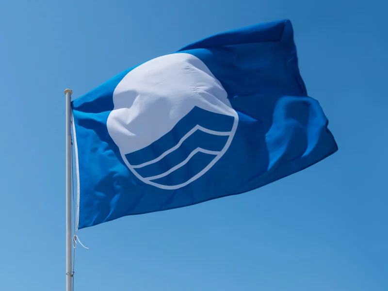 bandera-azul-ondeando-en-una-playa-de-espana