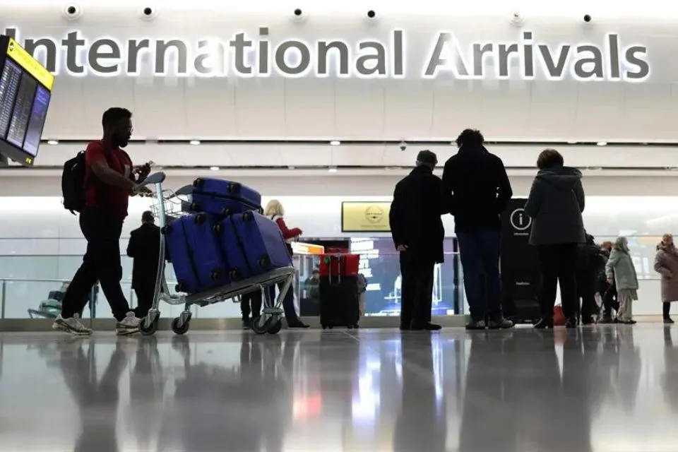 Pasajeros en el aeropuerto de Heathrow, cerca de Londres, Reino Unido|Foto: EFE/EPA/NEIL HALL Reino Unido comienza a exigir el nuevo permiso de entrada a los viajeros comunitarios