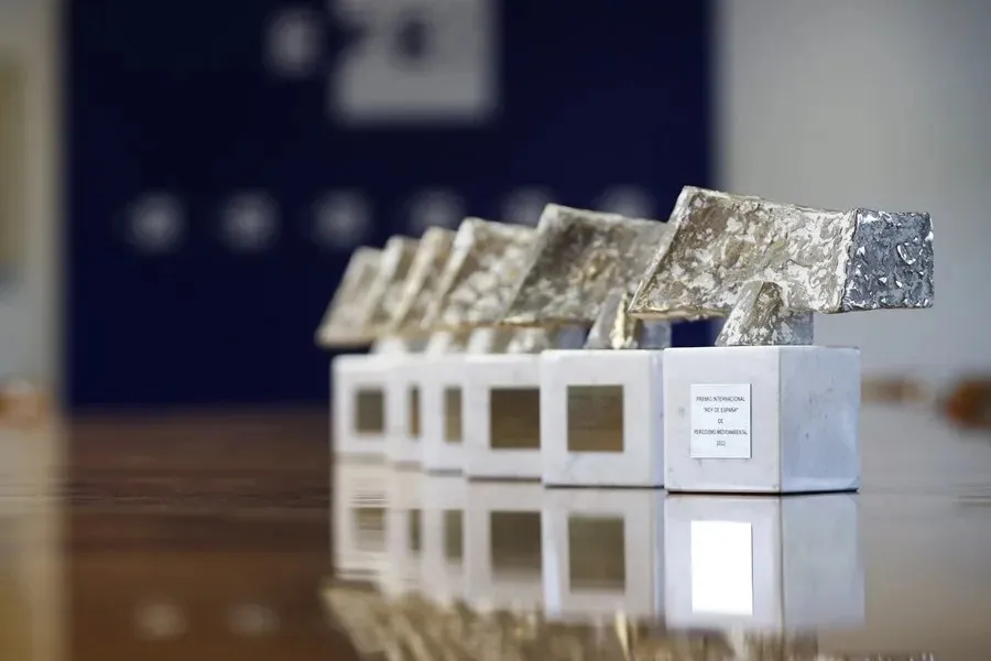 Esculturas de bronce de los Premios Internacionales Rey de España|Foto: EFE/Mariscal Periodistas iberoamericanos reciben los Premios Internacionales Rey de España
