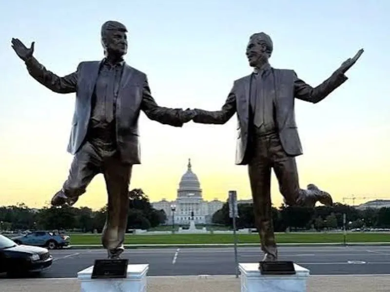 Escultura de Trump y Epstein frente al Capitolio|Foto: OK! USA Escultura de Trump y Epstein frente al Capitolio desata polémica: “Mejores amigos para siempre”