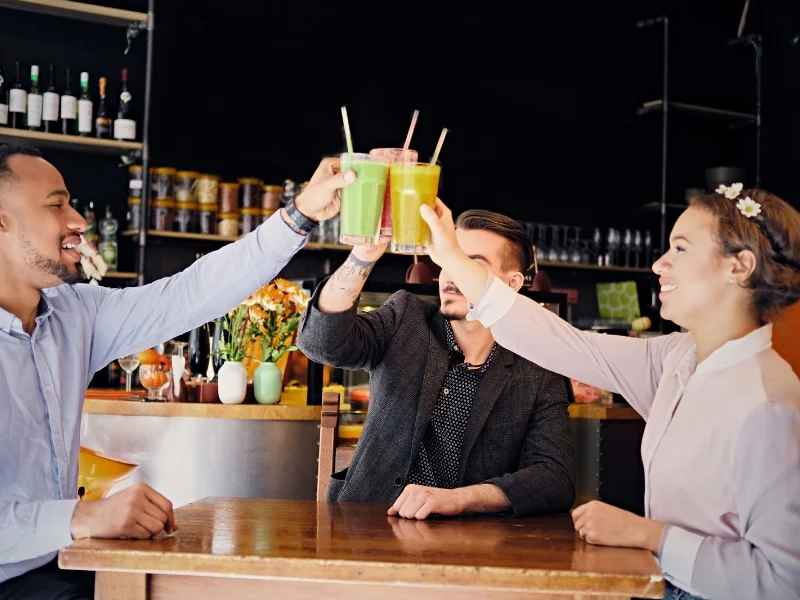 un-grupo-de-jovenes-brindando-con-bebidas-sin-alcohol-en-un-local-moderno