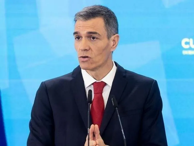 presidente-pedro-sanchez-anunciando-medidas-transporte-moncloa-bono-60-euros|Foto: El Economista  El Gobierno de Pedro Sánchez prepara un bono de transporte unificado a nivel nacional de 60 €/mes (30 € para jóvenes), aplicable a buses, Cercanías y Media Distancia, en un intento por abaratar la movilidad y extender las ayudas, aunque su aprobación pende del respaldo político en el Congreso
