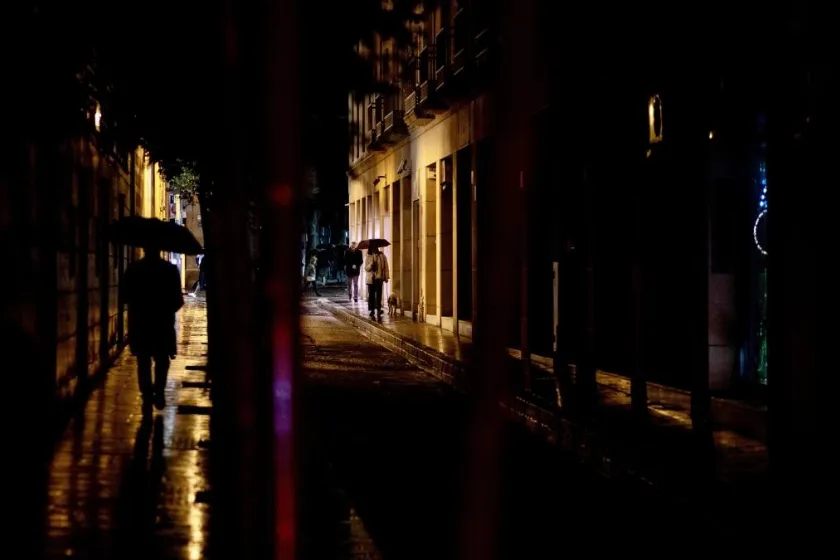 Calles poco iluminadas en Barcelona, sinónimo de inseguridad o peligro|Foto: La Vanguardia/Àlex Garcia Ciudadanos de Barcelona alertan sobre focos de inseguridad, según encuesta