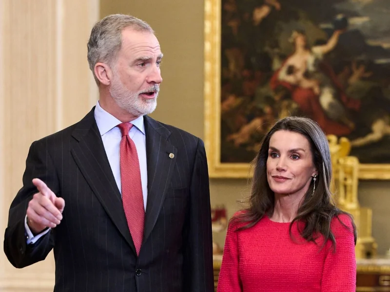 La reina Letizia junto al rey Felipe VI en un acto público de la Casa Real|Foto: Getty Images
