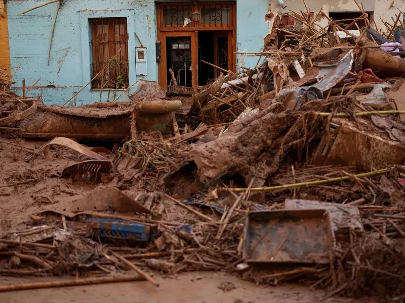 Amnistía alerta sobre urbanismo en zonas inundables tras un año de la Dana|Foto: Euronews/The Associated Press A un año de la Dana en Valencia, Amnistía Internacional denuncia urbanismo en zonas inundables y exige moratoria y protección del derecho a la vivienda

